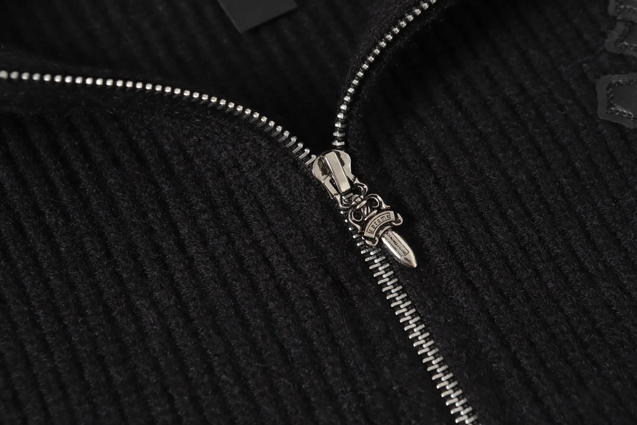 P300 #M905 model -Chrome Hearts/Chrome Hearts Heavy Industry Sanskrit appliquéd embroidered cardigan zipper knitted sweater -High weight, high density and high quality. The wool is soft, delicate and skin-friendly. It feels soft and silky. It has excellent warmth and skin-friendly properties.